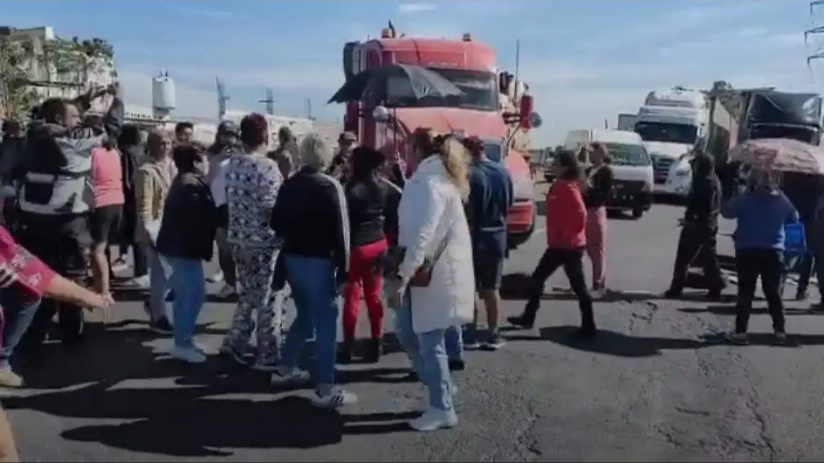 personas bloquean la carretera méxico-Texcoco